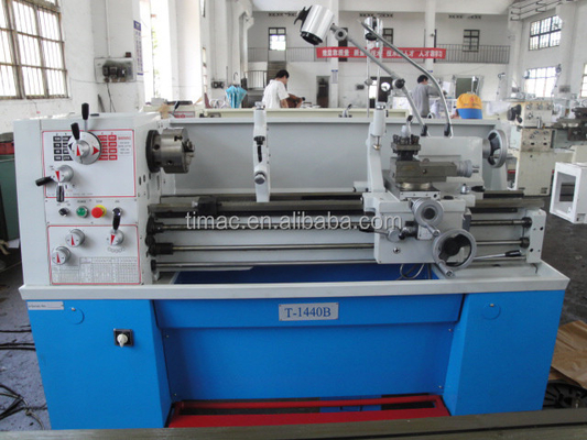 T-1440B Torno del motor con cabeza de engranaje de precisión con diámetro de oscilación de 220 mm sobre el deslizamiento transversal