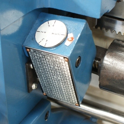 T-1440B Torno del motor con cabeza de engranaje de precisión con diámetro de oscilación de 220 mm sobre el deslizamiento transversal