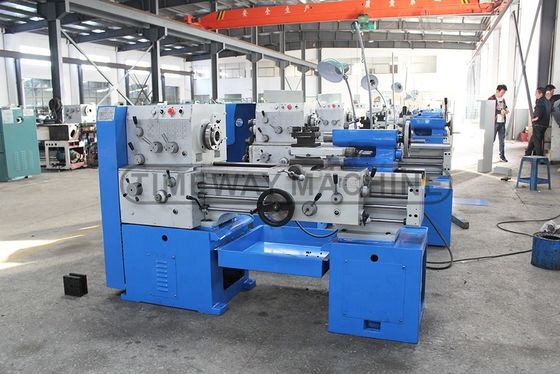 16 1600 r.p.m. Torno de metal de alta precisión Mini Torno Máquina herramienta con un peso de 1500 KG