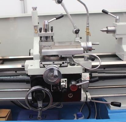 Torno mecánico universal de precisión de trabajo medio con longitud máxima de la pieza de trabajo de 1000 mm