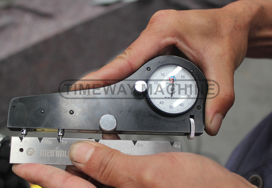 QK-200 máquina de tornos CNC con 4 puestos de herramientas y sistema de control FANUC
