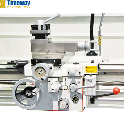 El torno de la máquina es un torno de lecho abierto CM-400V con una potencia de motor de huso kW 3,2/2.2