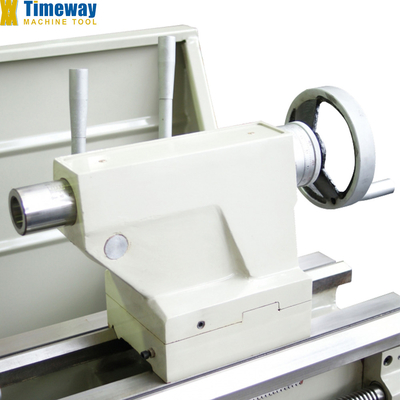 El torno de la máquina es un torno de lecho abierto CM-400V con una potencia de motor de huso kW 3,2/2.2