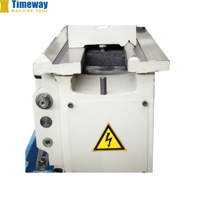 El torno de la máquina es un torno de lecho abierto CM-400V con una potencia de motor de huso kW 3,2/2.2
