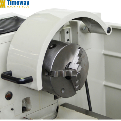 El torno de la máquina es un torno de lecho abierto CM-400V con una potencia de motor de huso kW 3,2/2.2