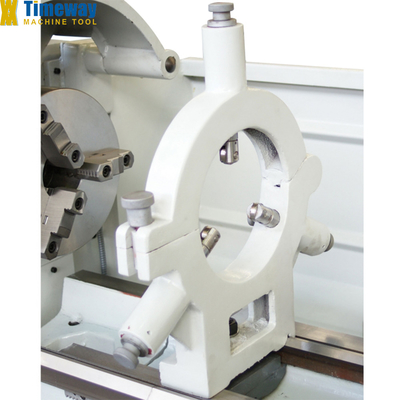 El torno de la máquina es un torno de lecho abierto CM-400V con una potencia de motor de huso kW 3,2/2.2