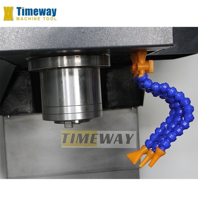 420x800mm Mesa de trabajo Tamaño Vmc650 Centro de mecanizado vertical CNC de 3 ejes para fresado de metales