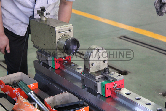 Máquina de fresado vertical CNC de 600 mm VMC1060L con capacidad de 24 cargadores de herramientas