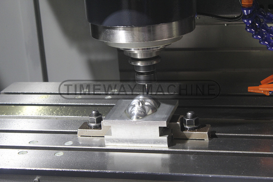 Repetitividad de precisión X/Y/Z mm ±0,006 VMC850L Centro de mecanizado vertical para metal
